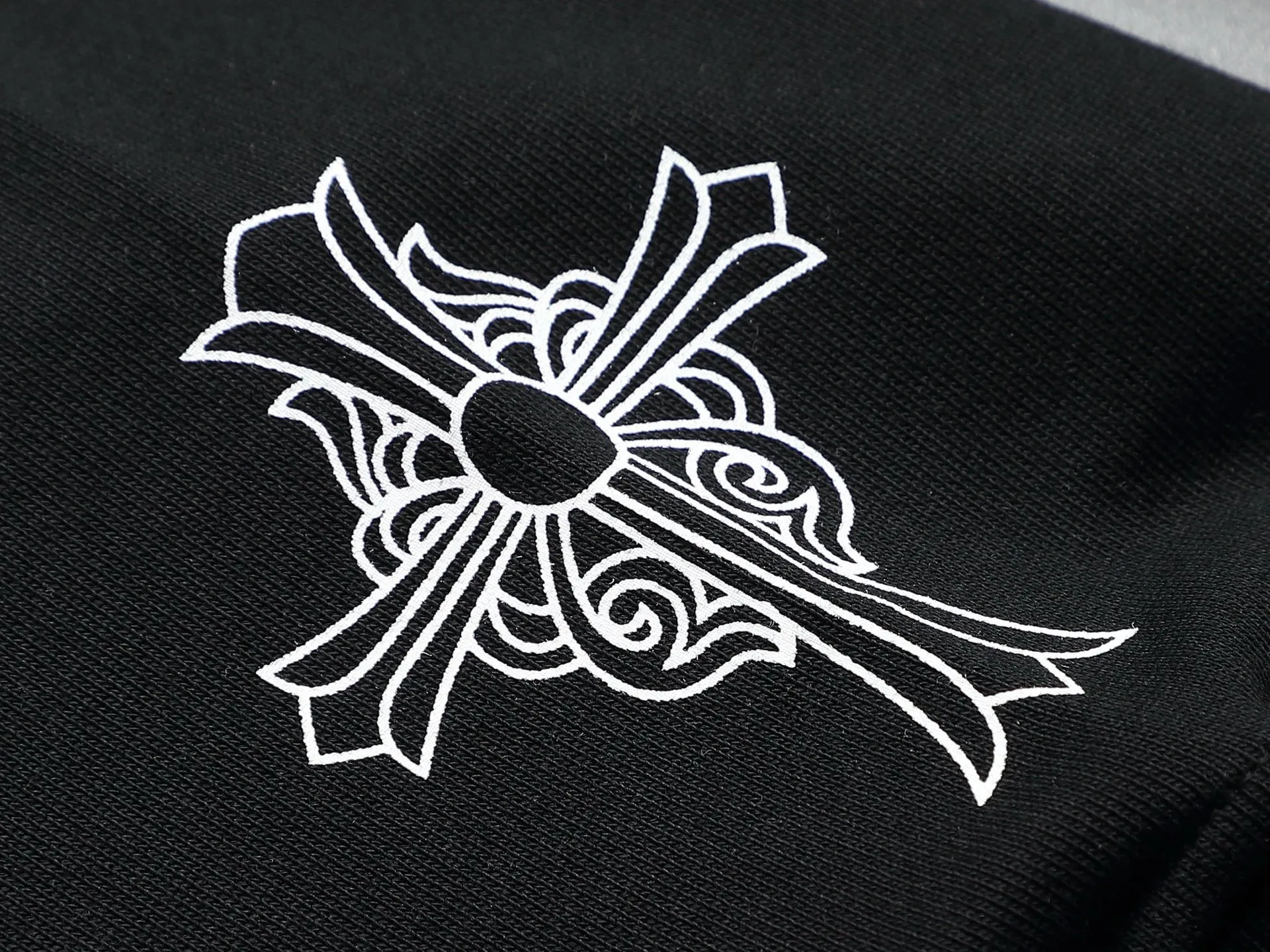 P230 Chrome hearts ch Chrome hearts cross horseshoe LOGO printed round neck sweatshirt, large version, loose and stylish, low version, slim version, upper body and pulled hips, 100% commitment: top quality, not fast food, the highest version on the market, top quality, 420 grams, 26 counts of custom-dyed double yarn cotton, the same style for men and women, complete with three standards. Color: Black White Size: XS-L